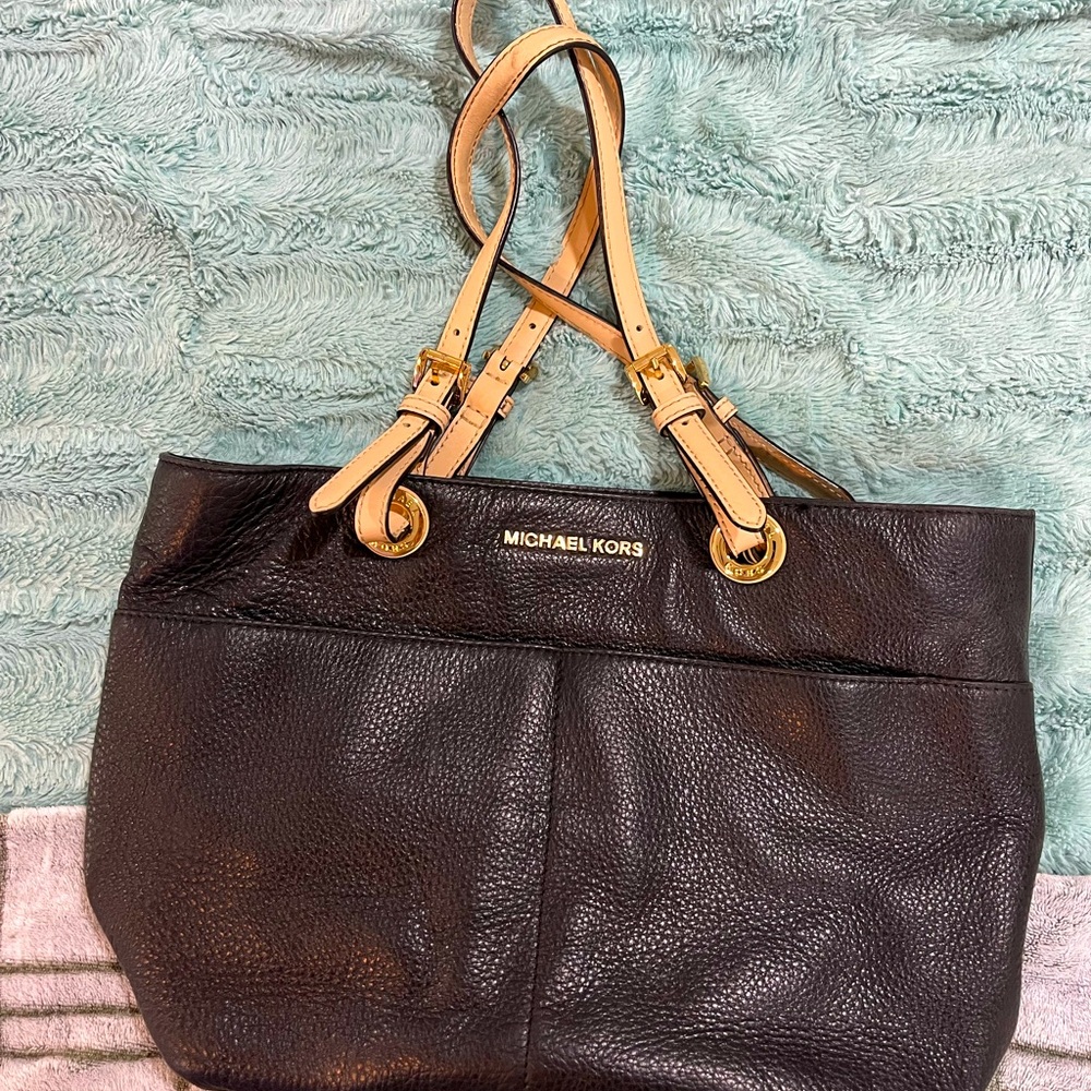 Beautiful year round staple bag.
